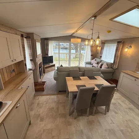 Magpie At Brickyard Lakes Сasa de vacaciones