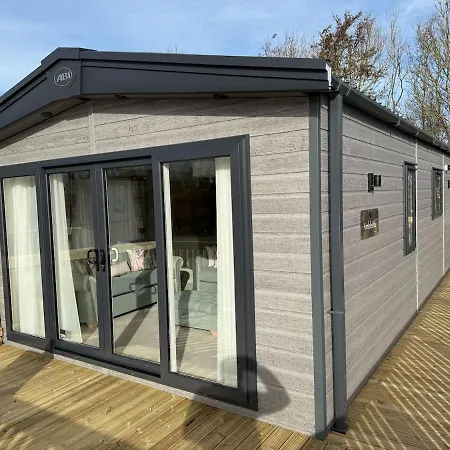 Magpie At Brickyard Lakes *